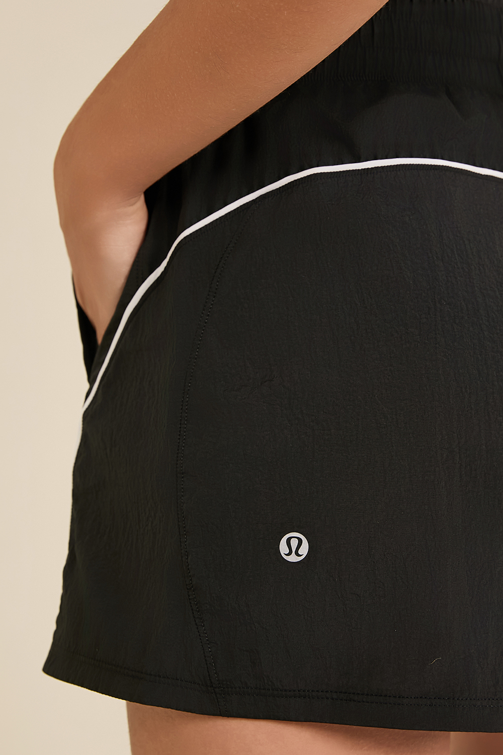 תמונת תקריב דוגמן של License to Train HR Lightweight Short 4`` LULULEMON