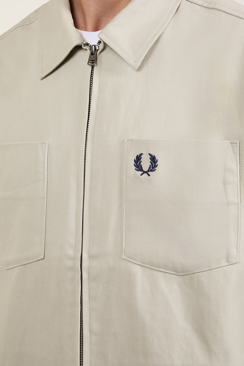 תמונת תקריב דוגמן של ז'קט FRED PERRY