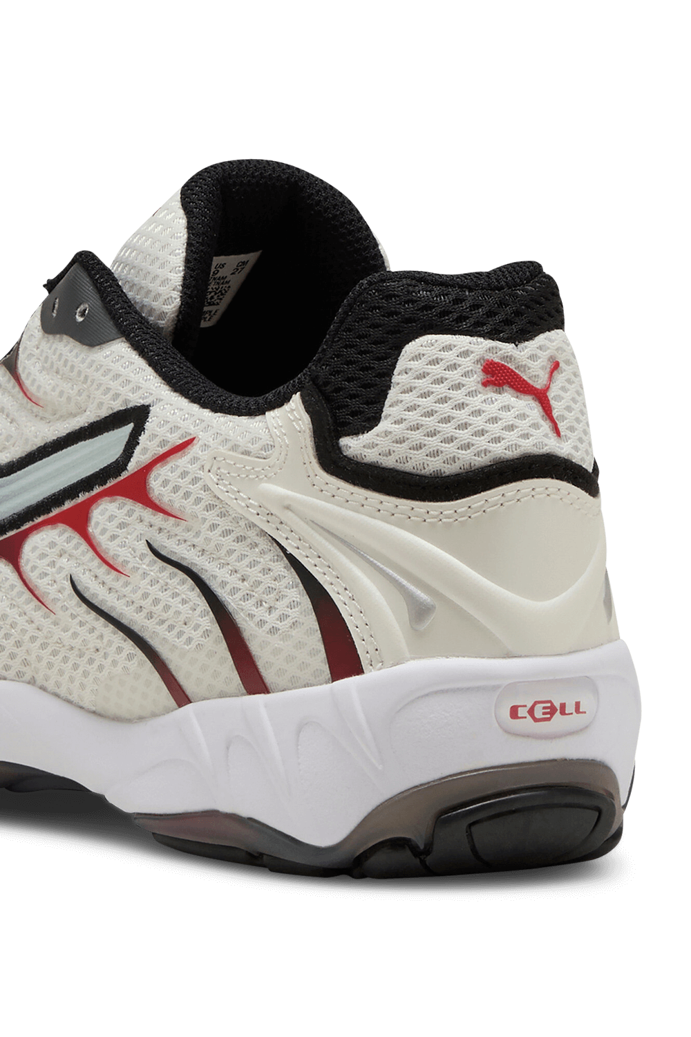 תמונת תקריב של נעלי סניקרס PUMA