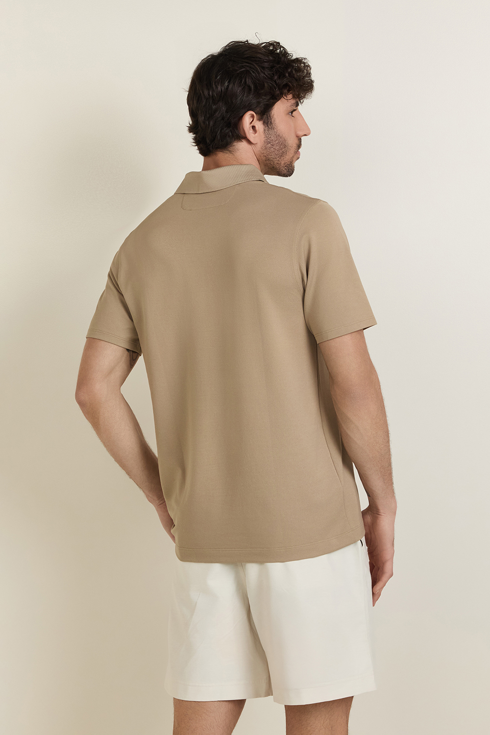 תמונת דוגמן אחורית של Classic-Fit Pique Short-Sleeve Polo Shirt LULULEMON