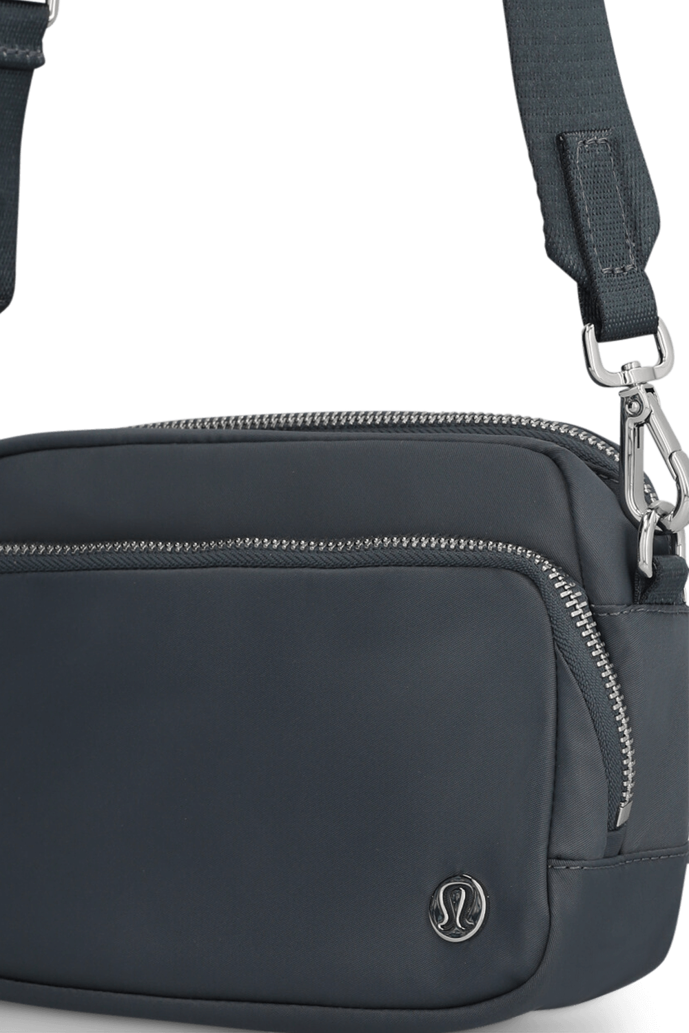 תמונת תקריב של Everywhere Crossbody Bag 2L Metal Hardware LULULEMON