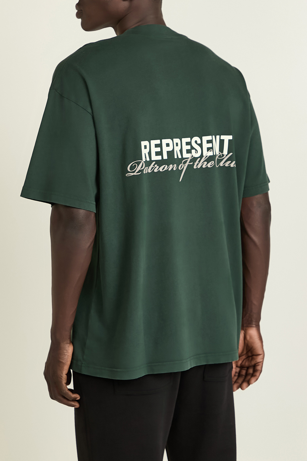 תמונת תקריב דוגמן של חולצת טי REPRESENT