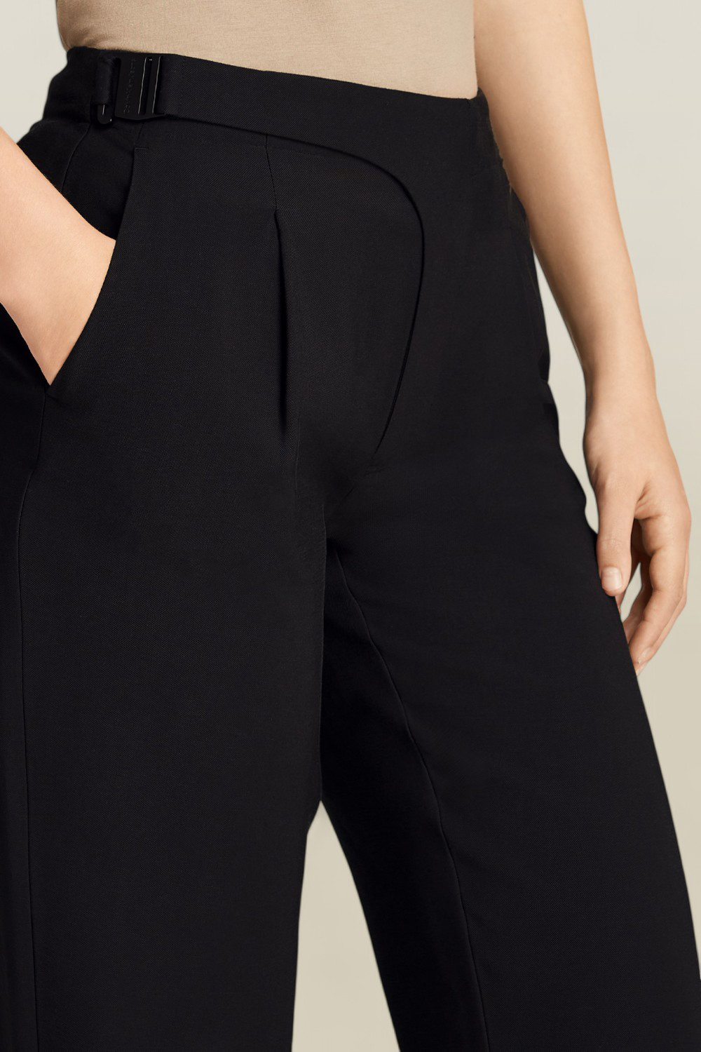 תמונת תקריב דוגמן של מכנסיים ארוכים CALVIN KLEIN