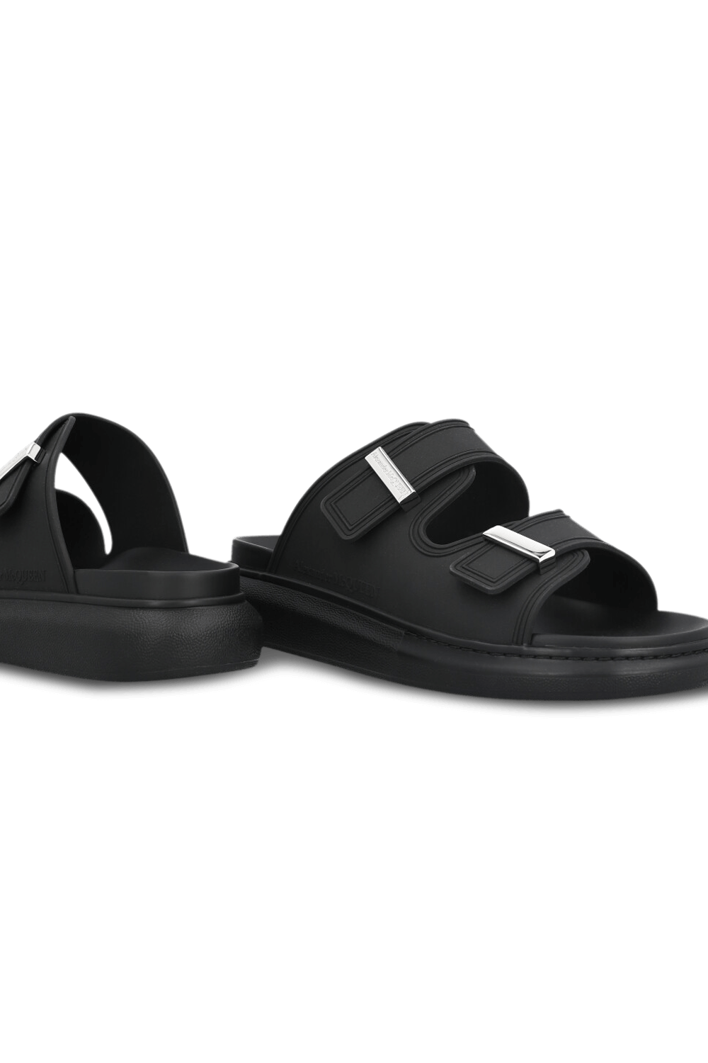 תמונת תקריב של כפכפי סליידס גומי ALEXANDER MCQUEEN