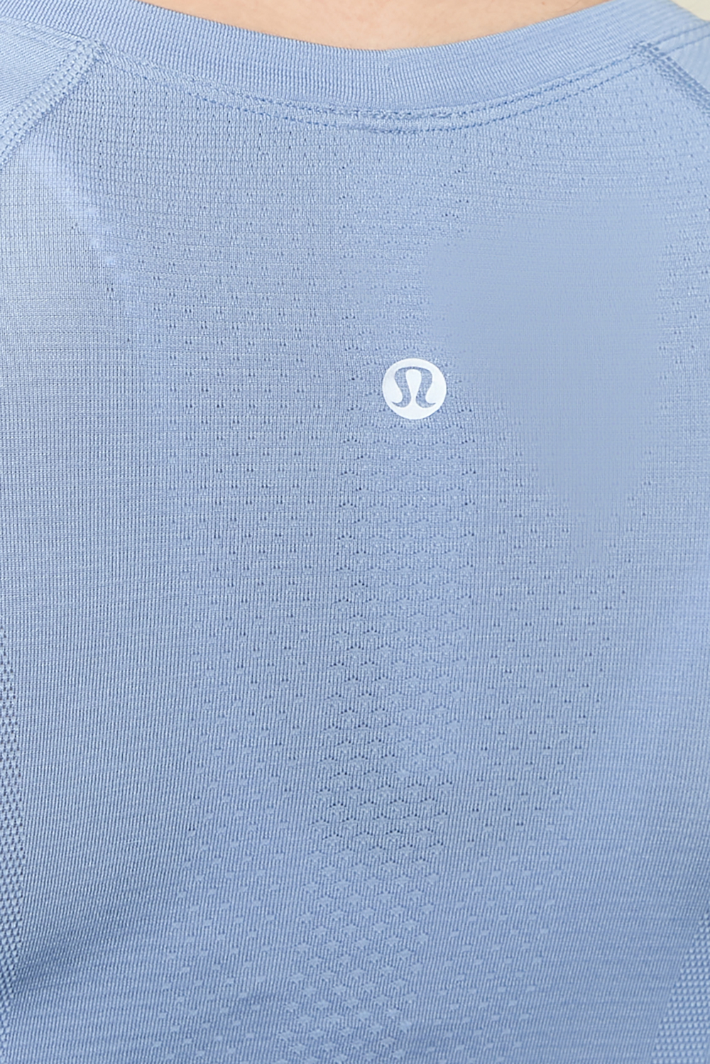 תמונת תקריב דוגמן של Swiftly Tech Long Sleeve Shirt 2.0