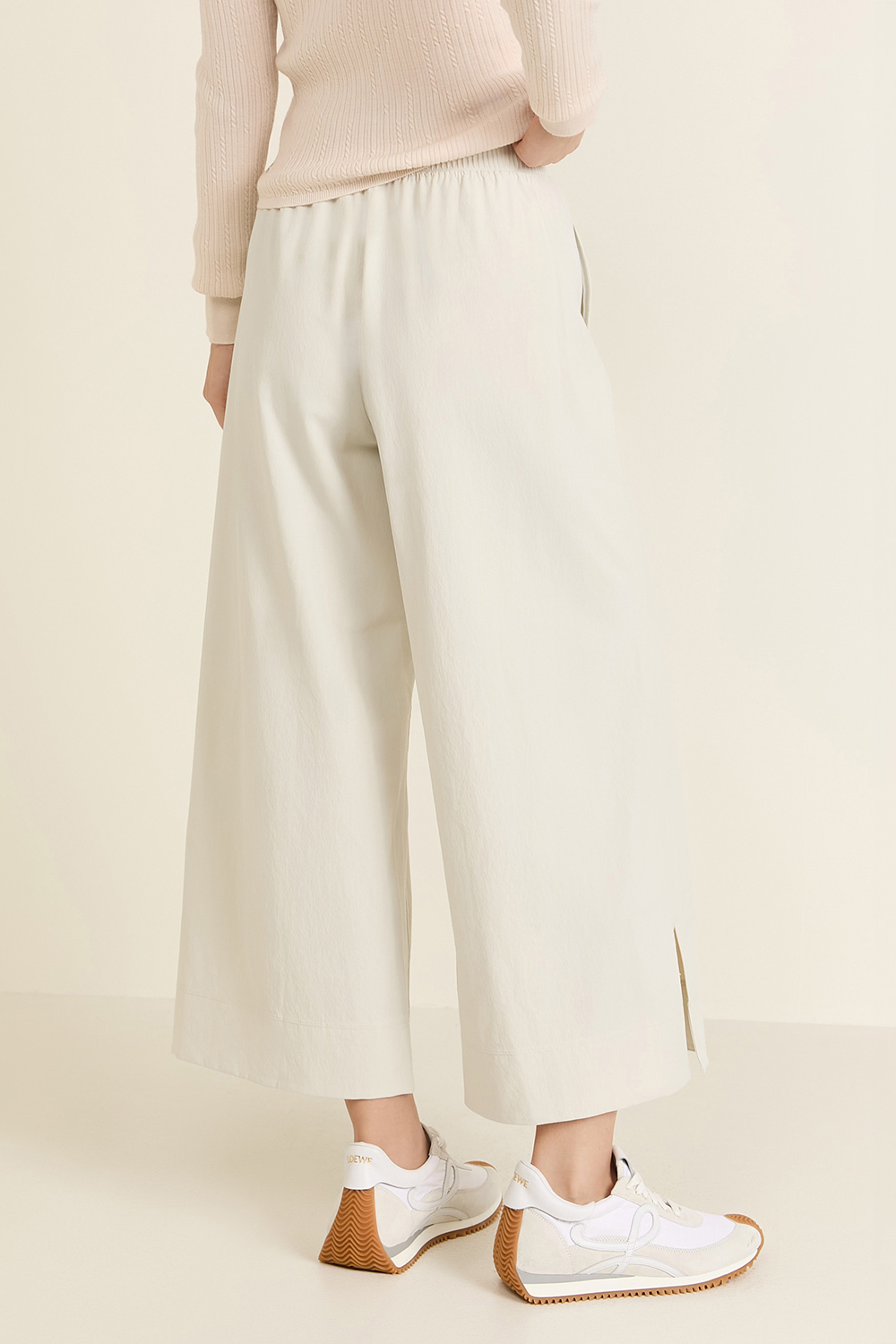תמונת דוגמן אחורית של Stretch Woven High-Rise Wide-Leg Cropped Pant LULULEMON