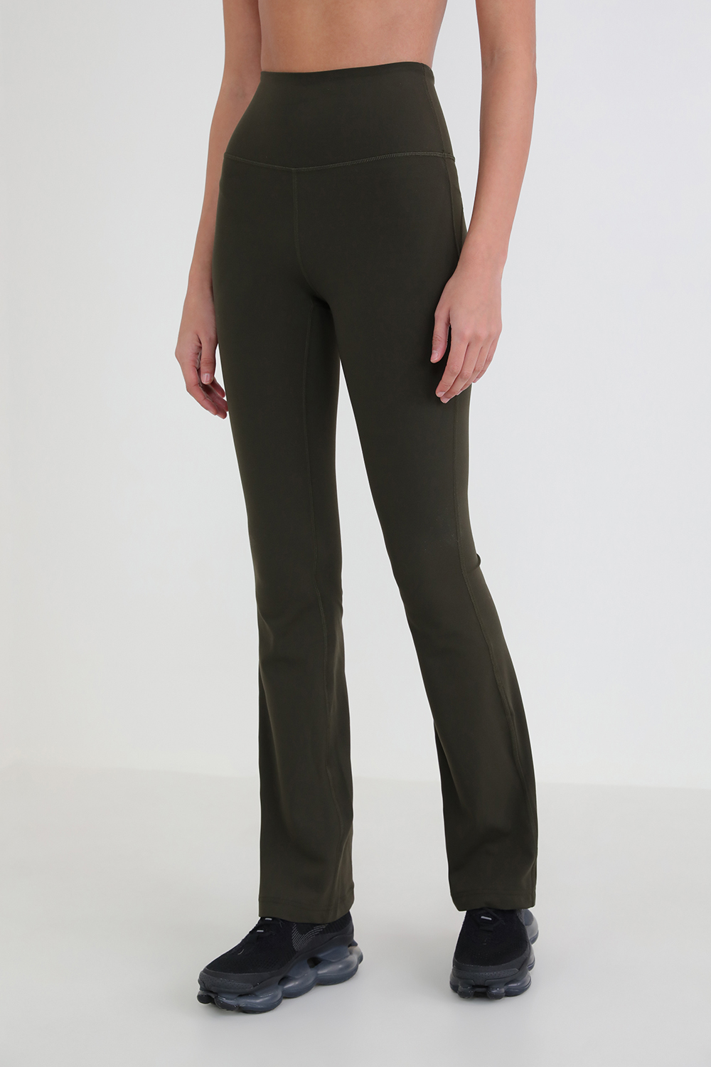 תמונת דוגמן קידמית של Groove Super-High-Rise Flared Pant Nulu