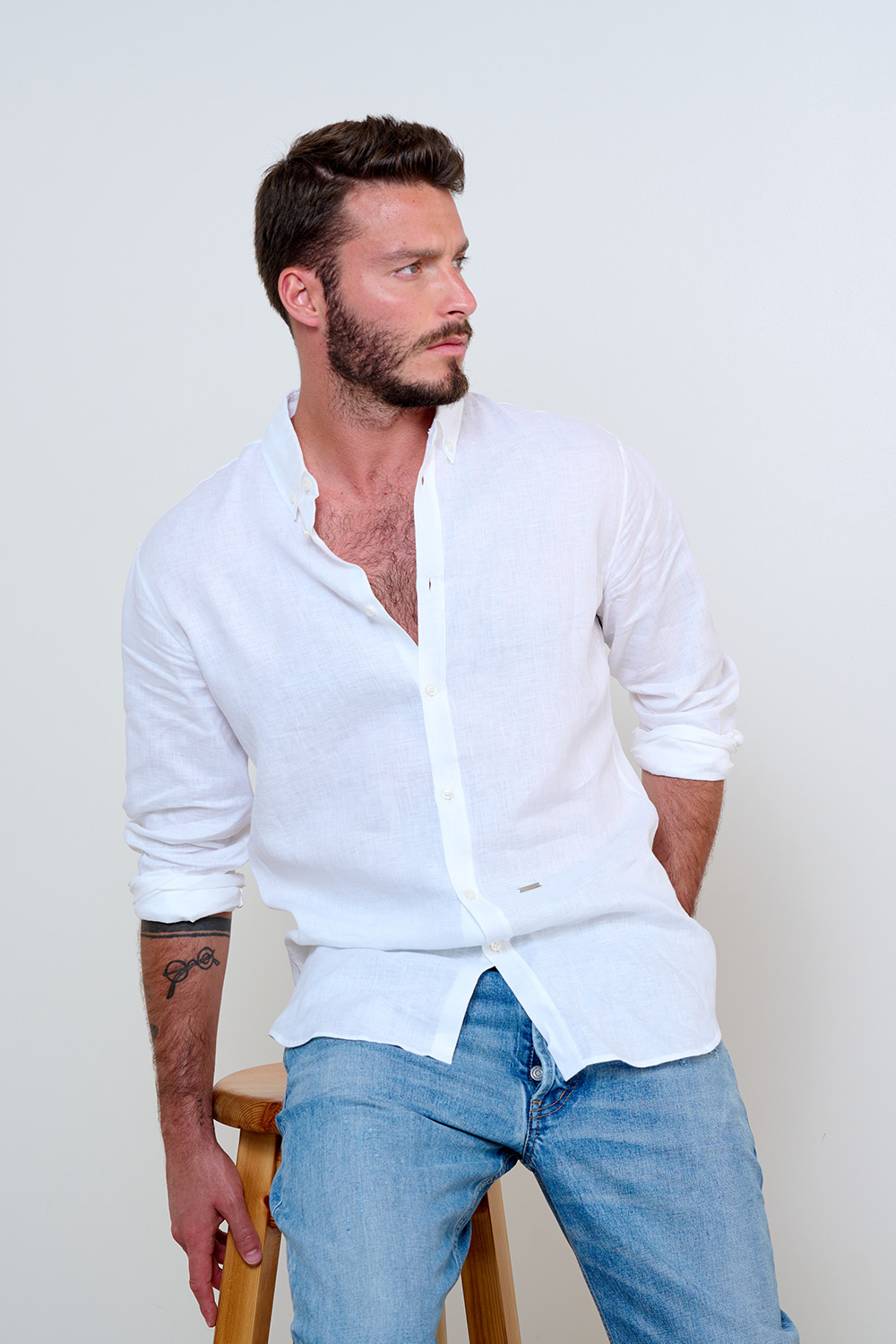 תמונת אווירה של חולצה מכופתרת מפשתן DSQUARED2