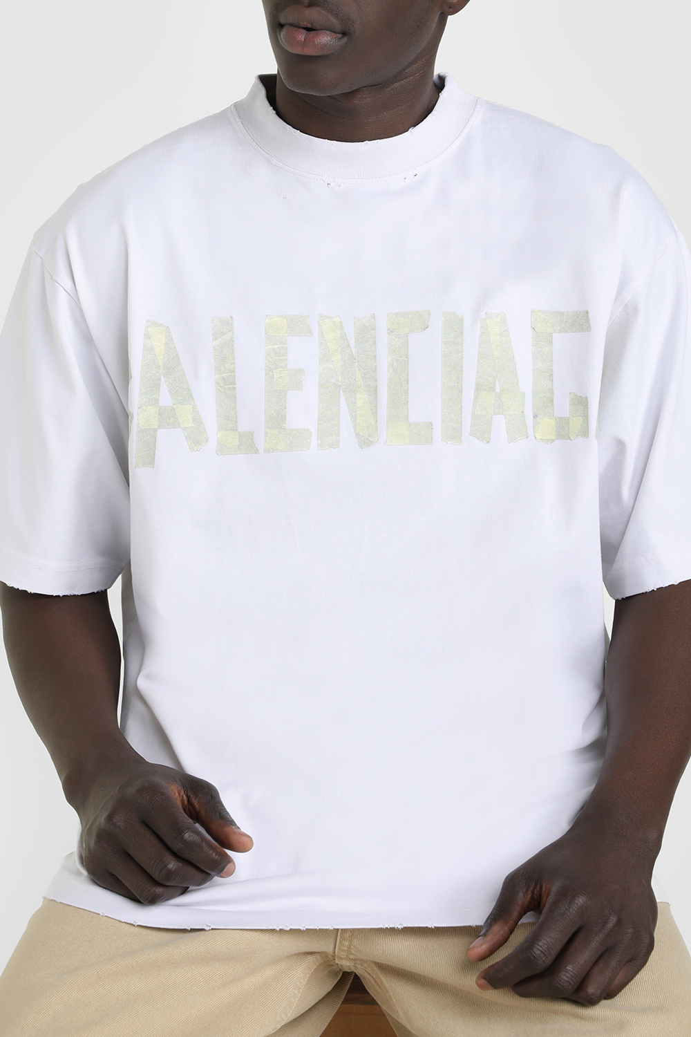 תמונת תקריב דוגמן של חולצת טי BALENCIAGA