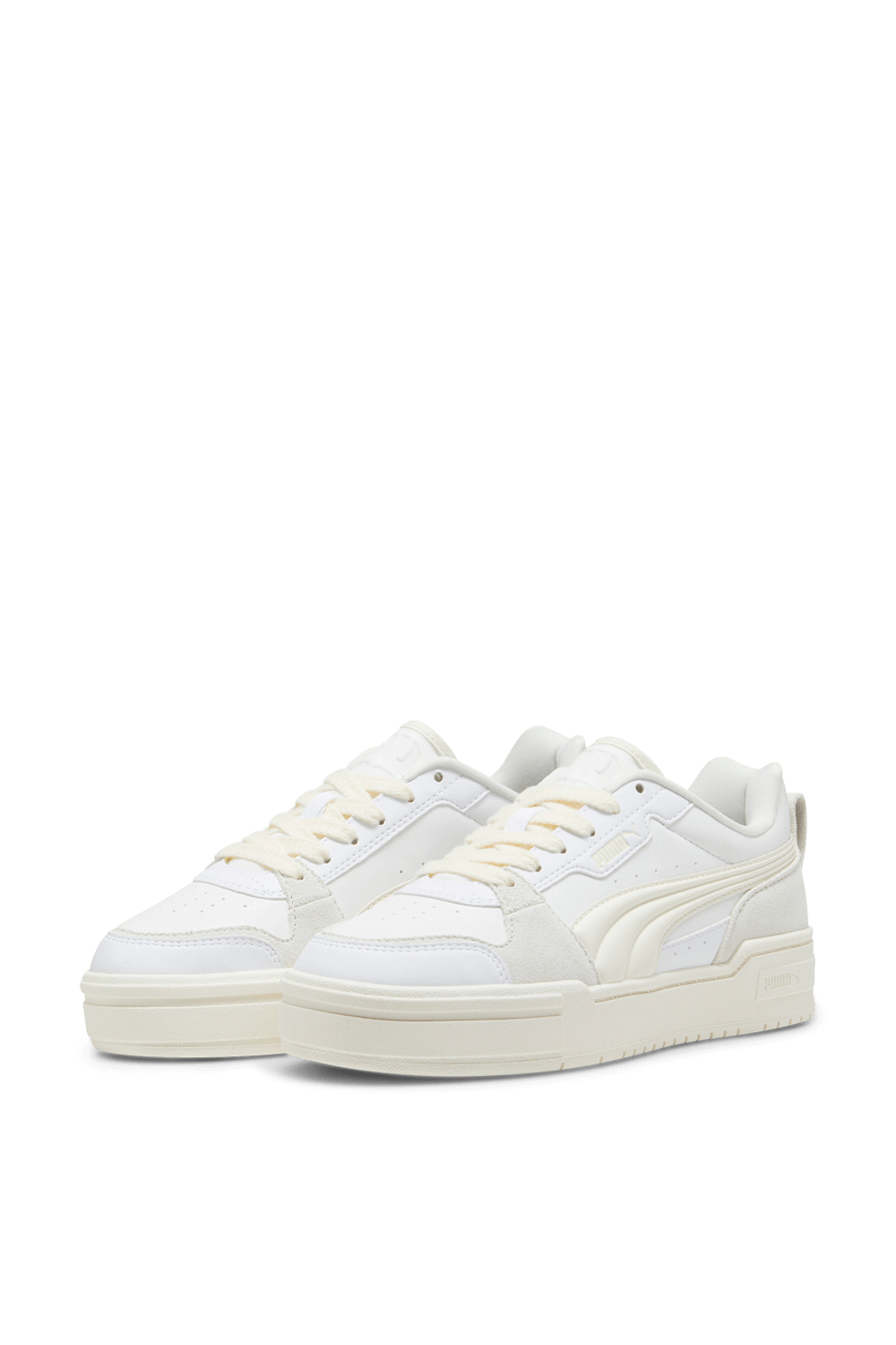 תמונת תקריב של נעלי סניקרס PUMA
