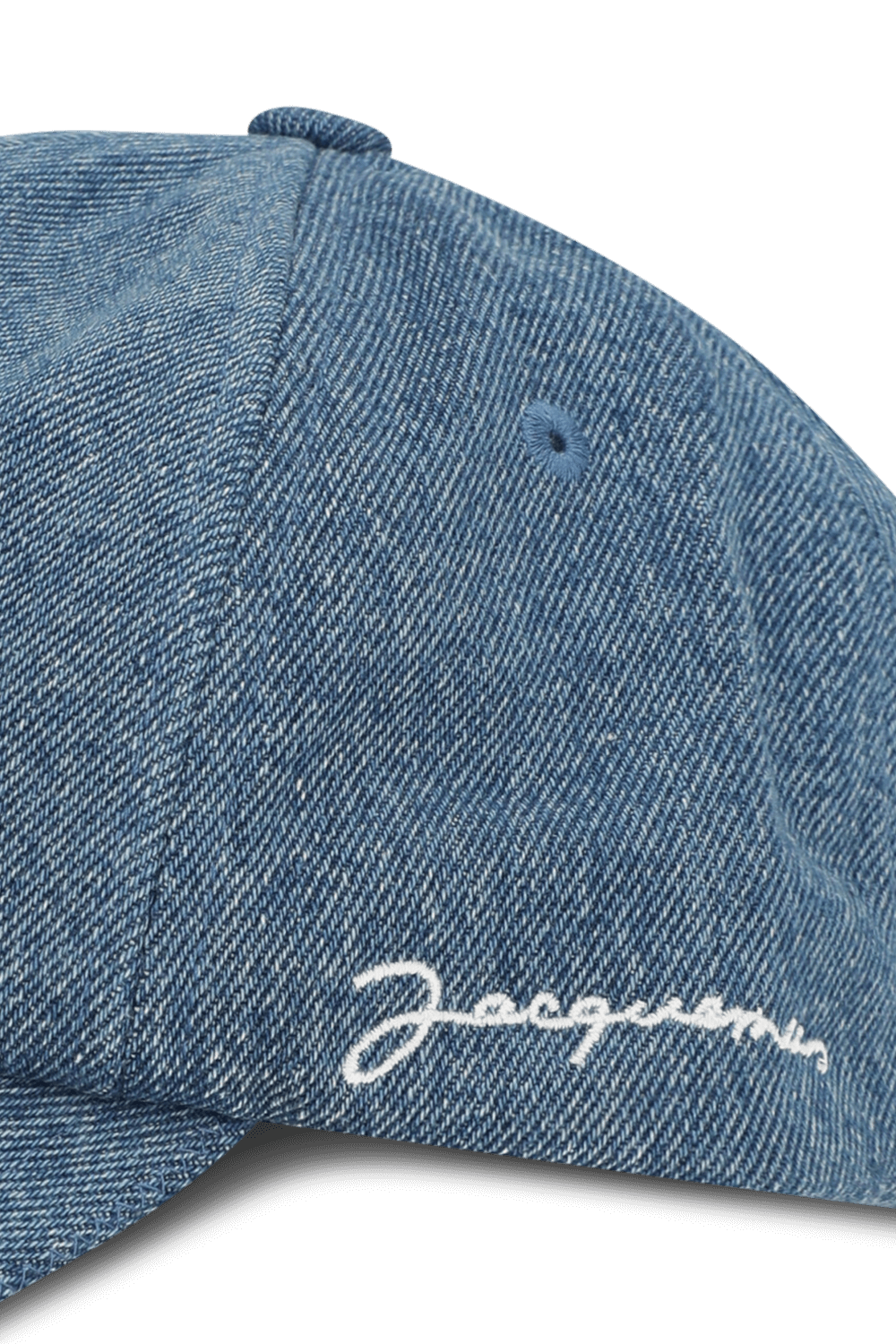 תמונת תקריב של כובע בייסבול ג'ינס JACQUEMUS