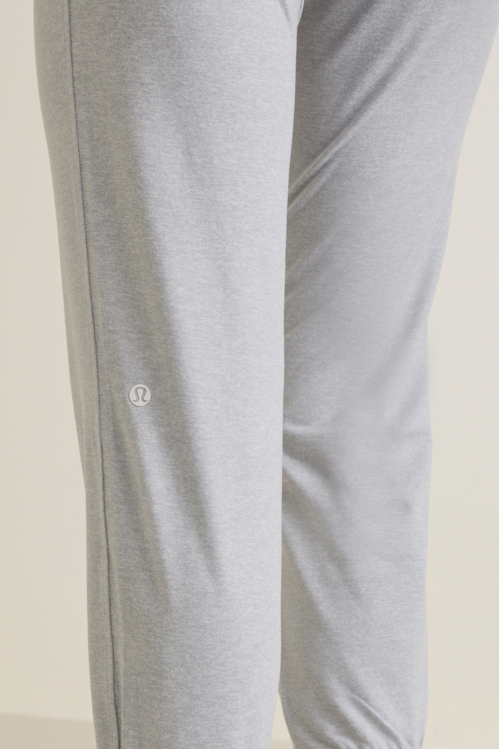 תמונת תקריב דוגמן של Soft Jersey Classic-Fit Mid-Rise Jogger LULULEMON