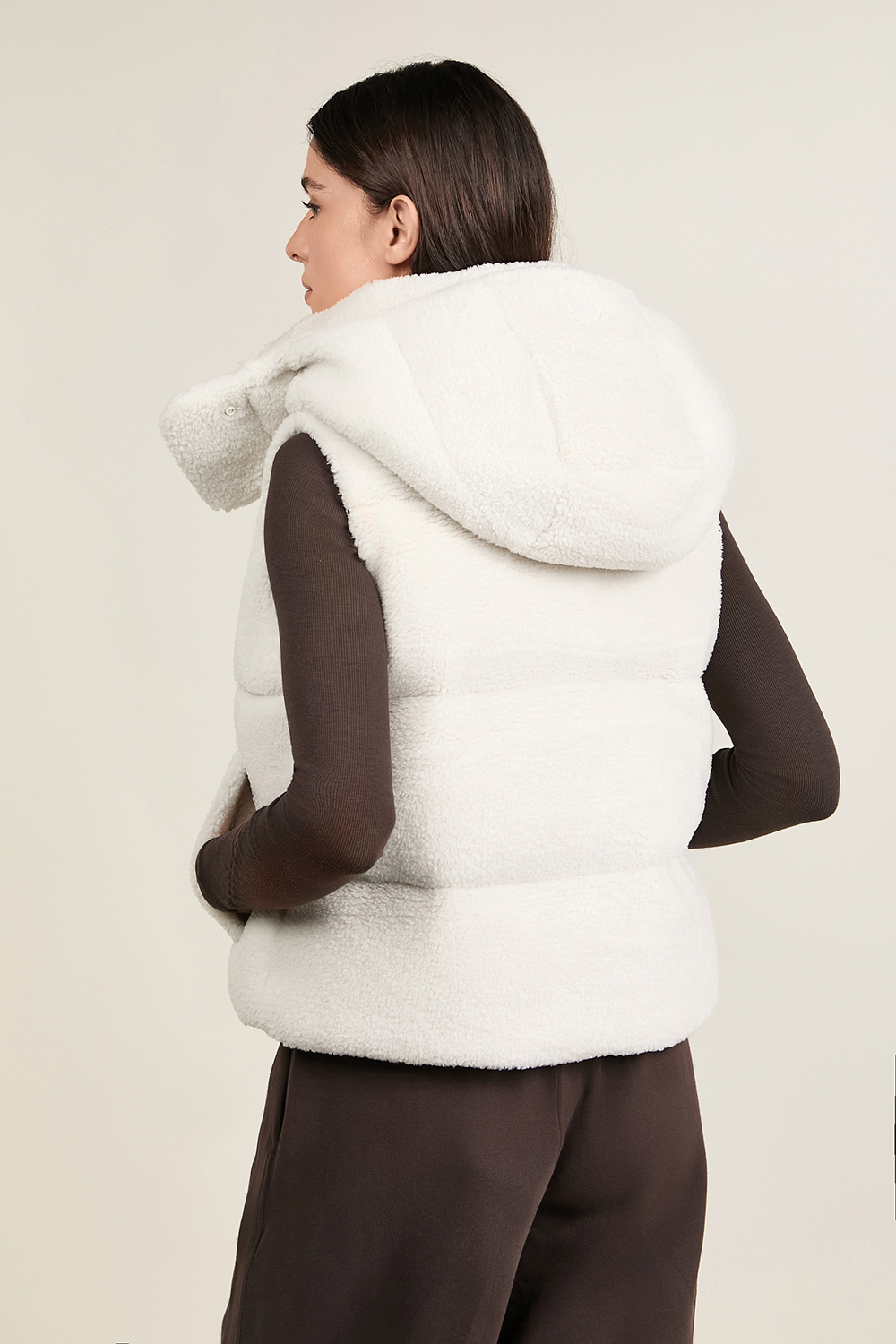 תמונת דוגמן אחורית של Wunder Puff Cropped Vest Textured Fleece LULULEMON