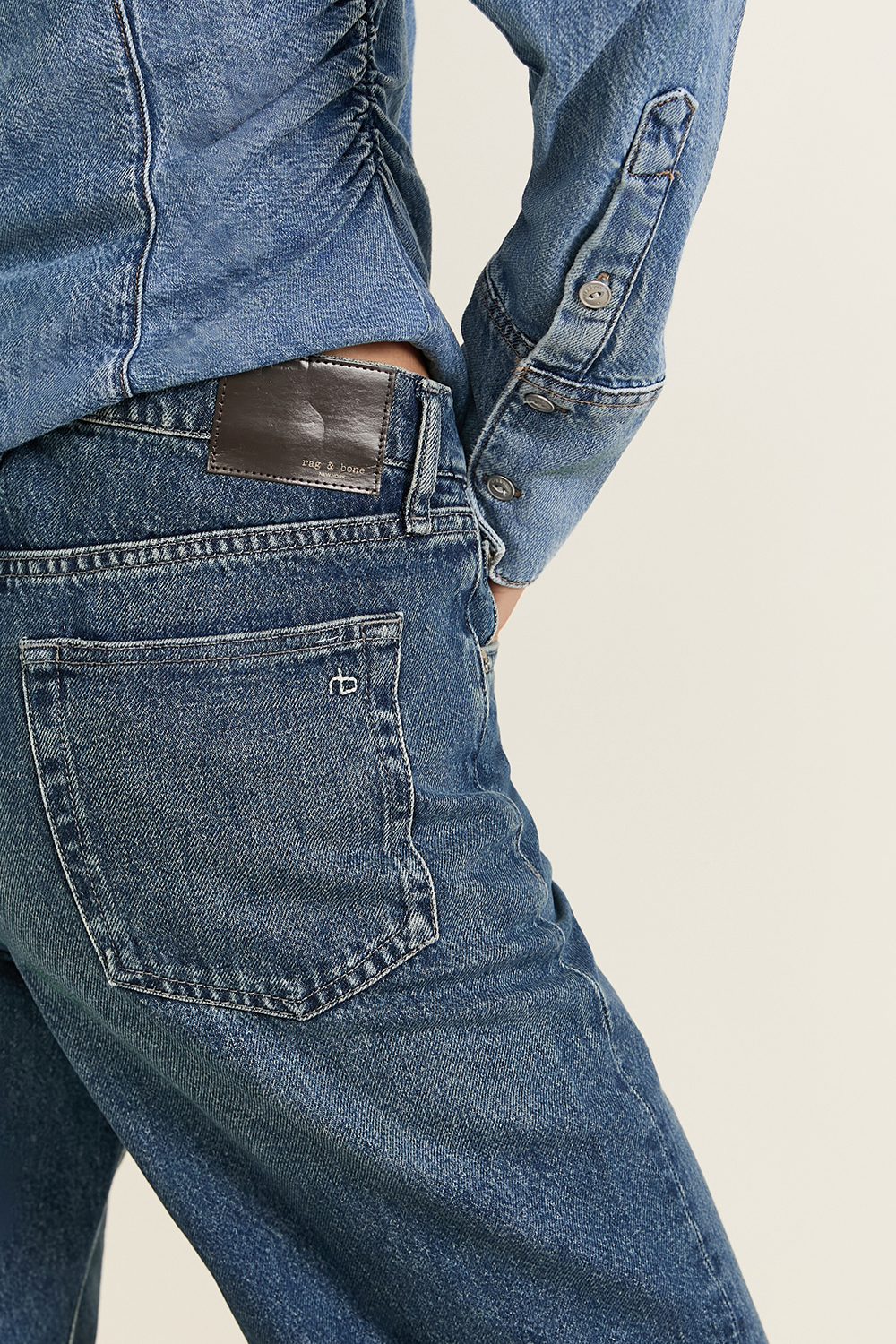 תמונת תקריב דוגמן של מכנסי ג'ינס בגזרה ישרה RAG & BONE