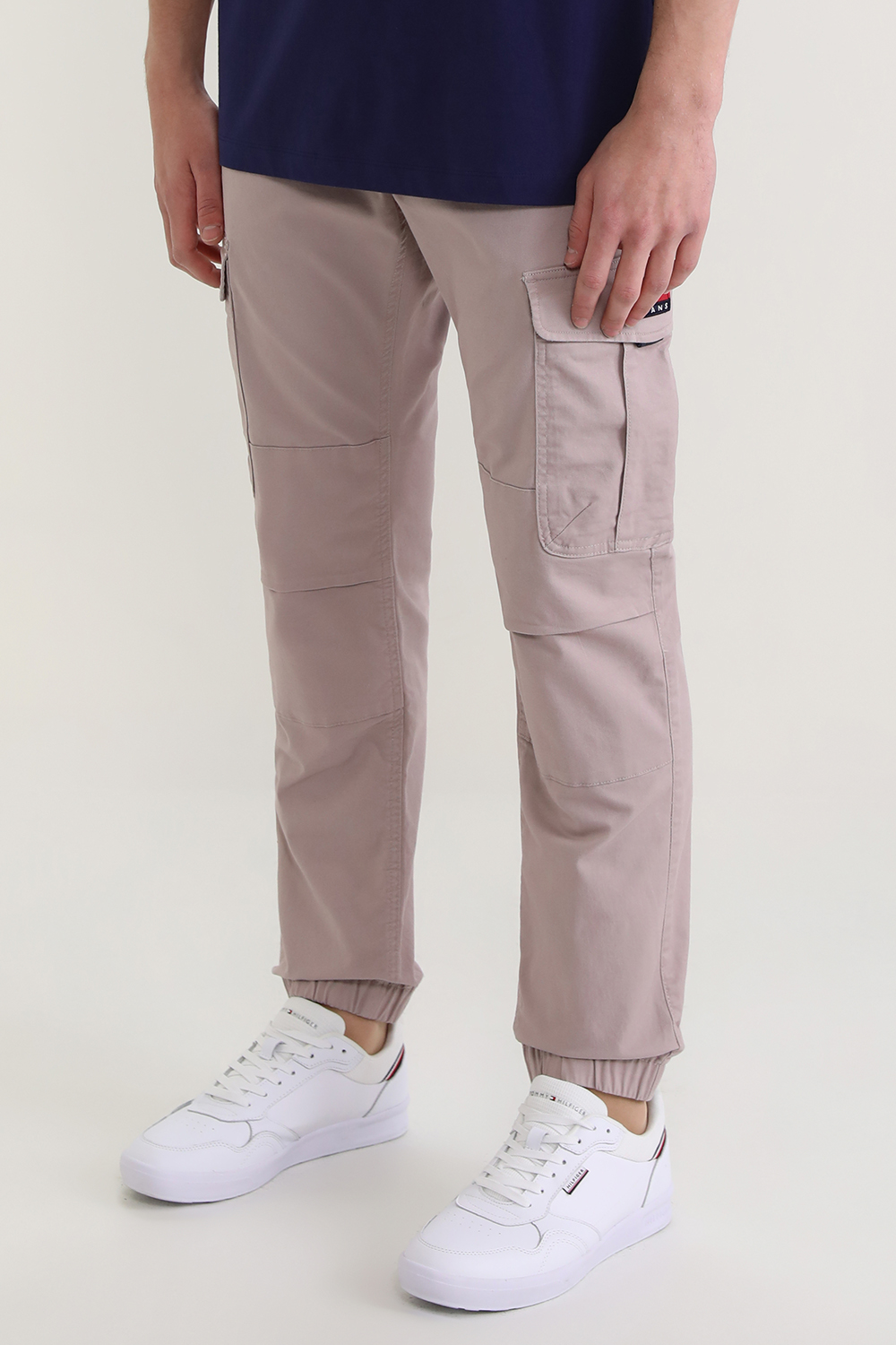 תמונת דוגמן קידמית של מכנסי קרגו ארוכים TOMMY HILFIGER
