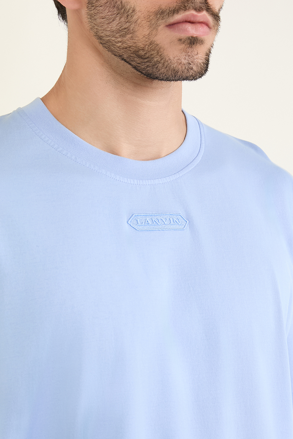 תמונת תקריב דוגמן של חולצת טי LANVIN
