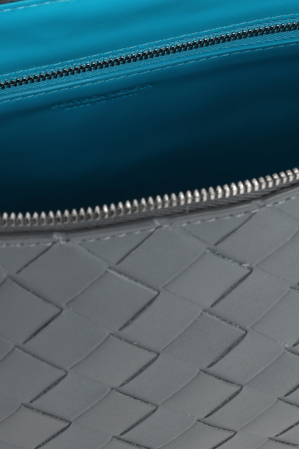 תמונת פנים של תיק רחצה שתי וערב BOTTEGA VENETA