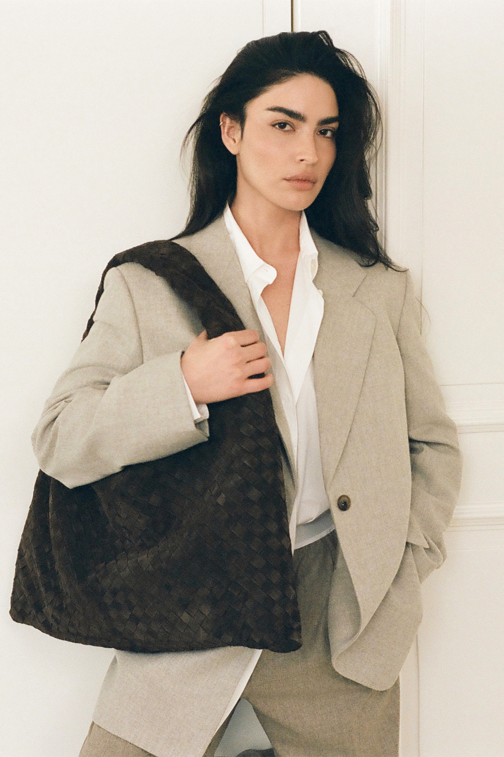 תמונת אווירה של תיק הופ לארג' BOTTEGA VENETA