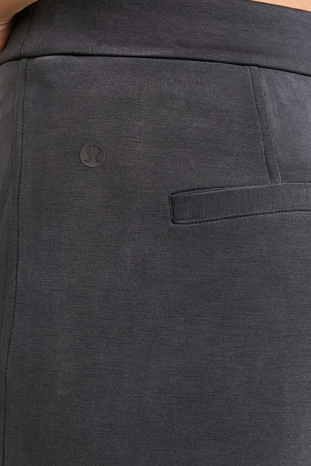 תמונת תקריב דוגמן של Softstreme Pintuck Mid-Rise Pants *REG LULULEMON