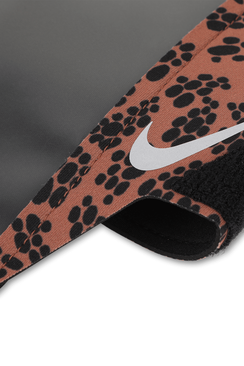 תמונה אחורית של נרתיק ריצה בהדפס קמופלאז' NIKE