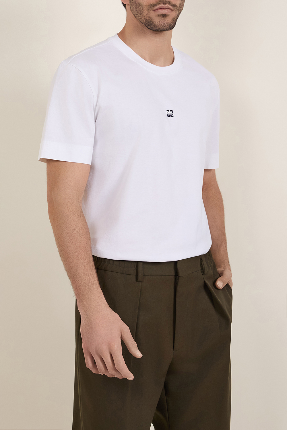 תמונת דוגמן קידמית של חולצת טי GIVENCHY
