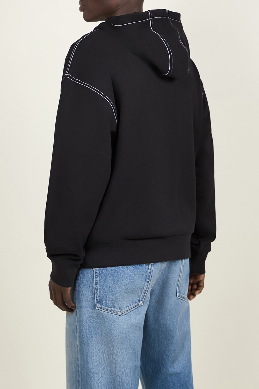 תמונת דוגמן אחורית של סווטשירט קפוצ'ון GIVENCHY