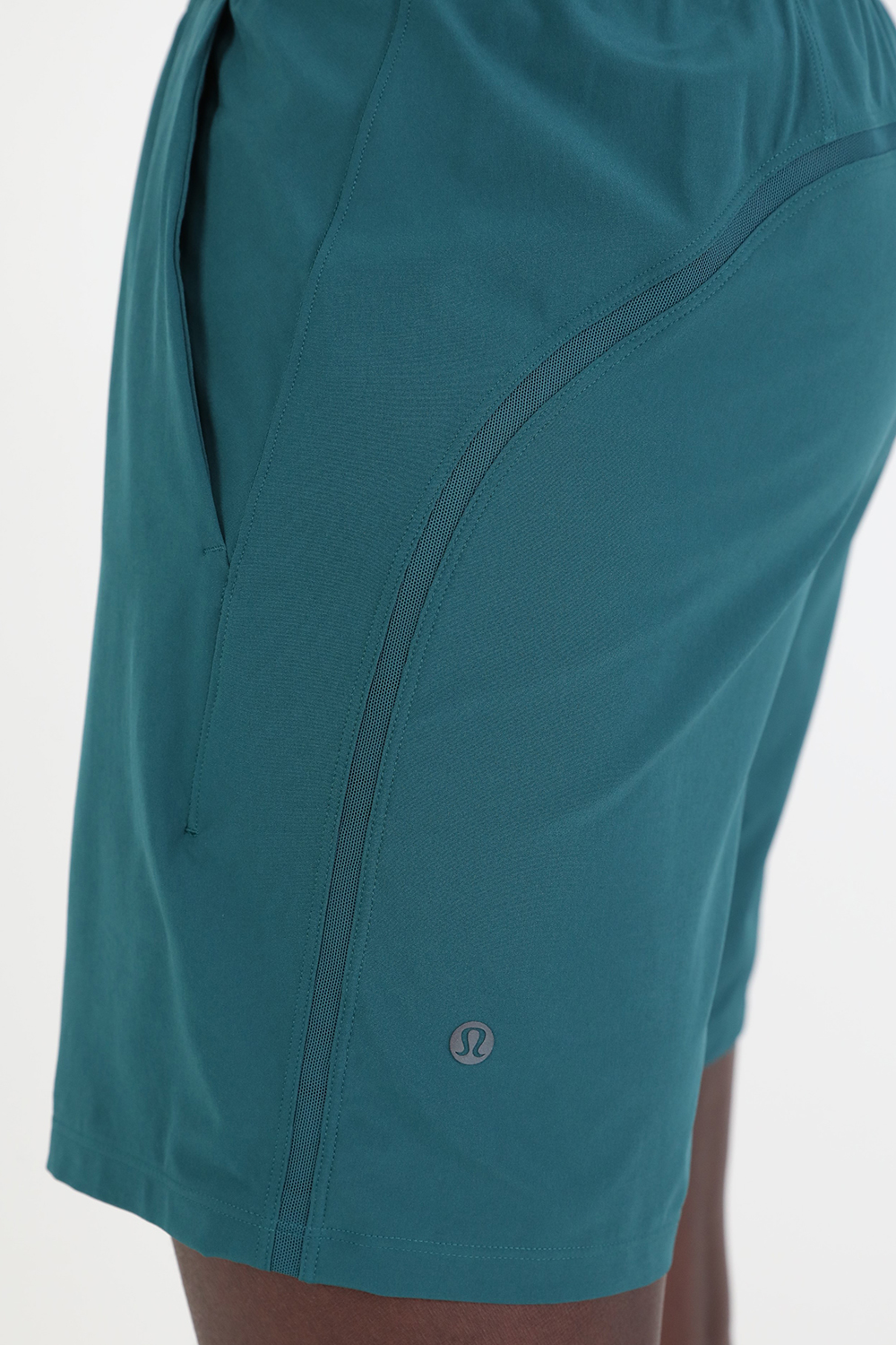 תמונת תקריב דוגמן של Pace Breaker Short 7 LULULEMON