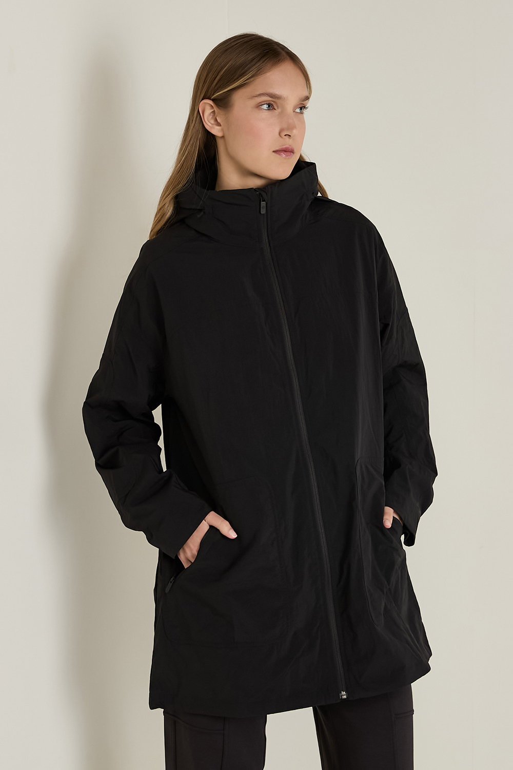 תמונת דוגמן קידמית של Hooded Mid-Length Utility Jacket LULULEMON