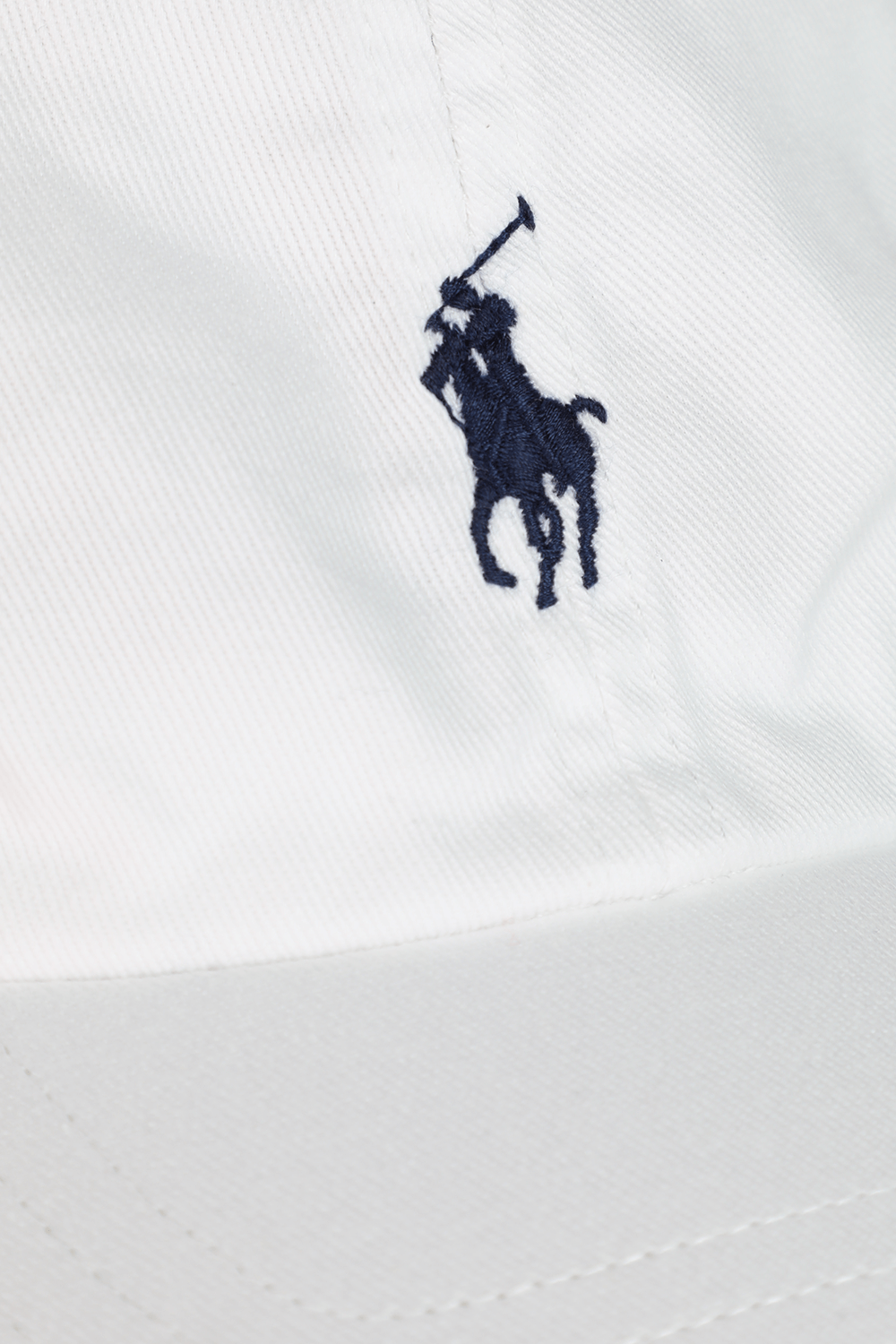 תמונת תקריב של כובע בייסבול בלבן עם רקמת פרש POLO RALPH LAUREN KIDS