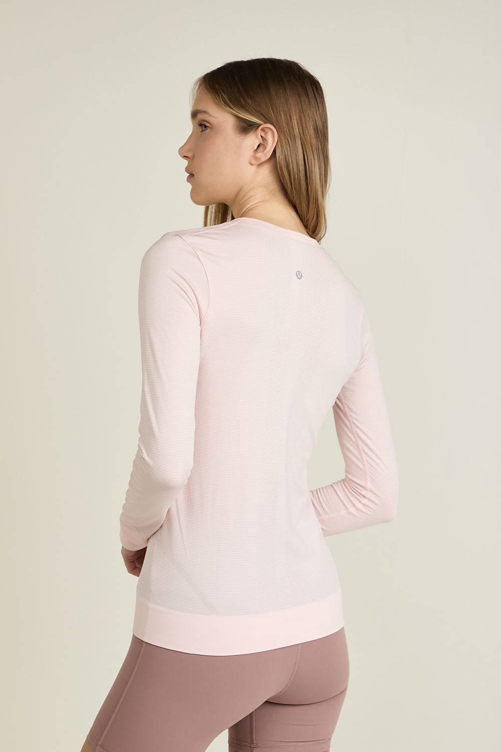תמונת דוגמן אחורית של Swiftly Relaxed Long Sleeve LULULEMON