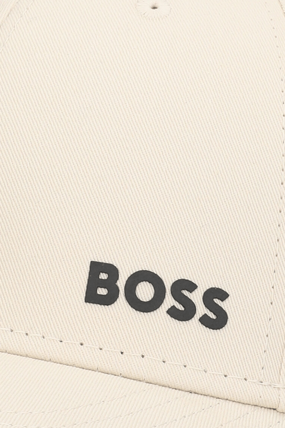 תמונת תקריב של כובע מצחייה BOSS