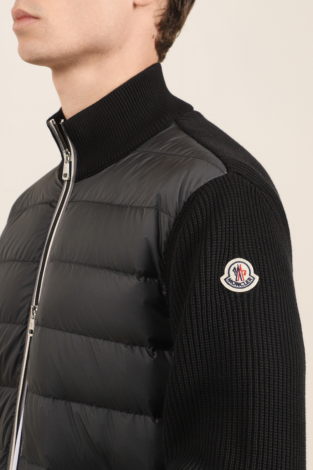תמונת תקריב דוגמן של קרדיגן בשילוב פוך MONCLER
