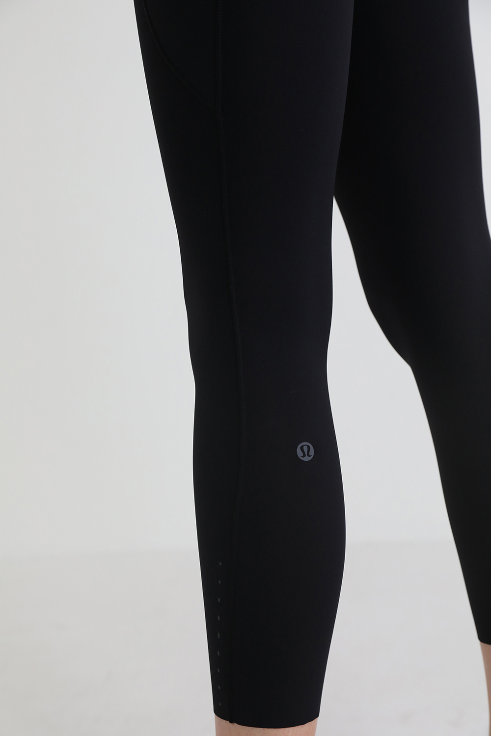 תמונת תקריב דוגמן של Fast and Free High-Rise Crop 23" *Pockets