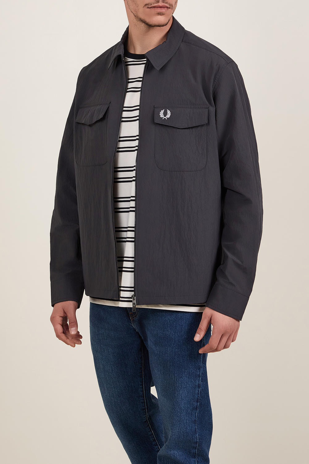 תמונת דוגמן קידמית של ז'קט רוח FRED PERRY