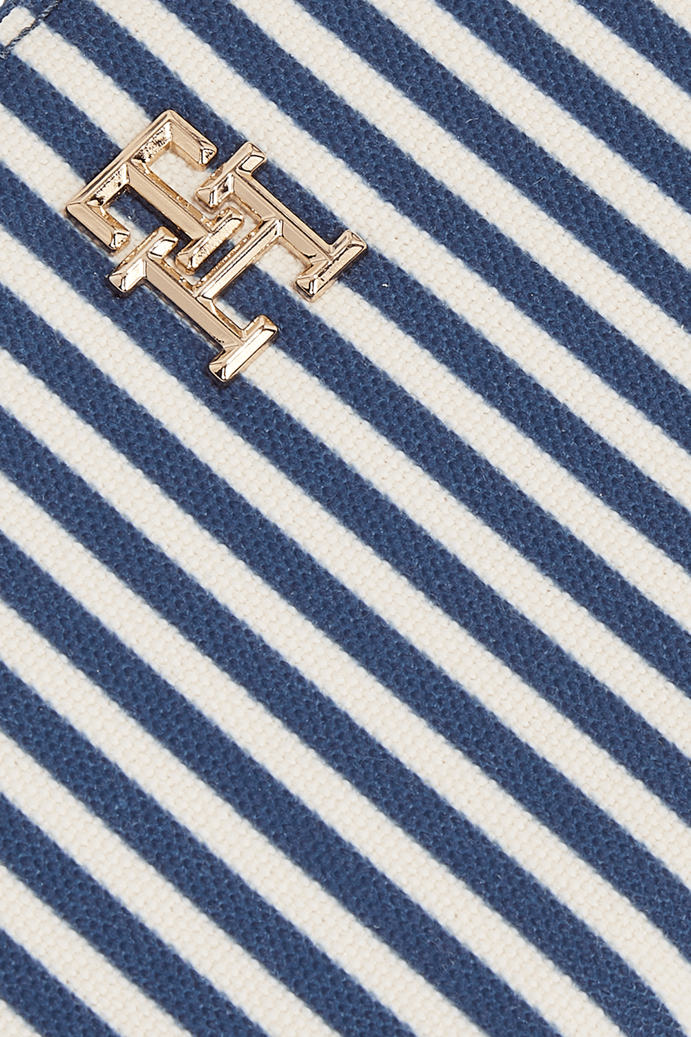תמונת תקריב של ארנק TOMMY HILFIGER