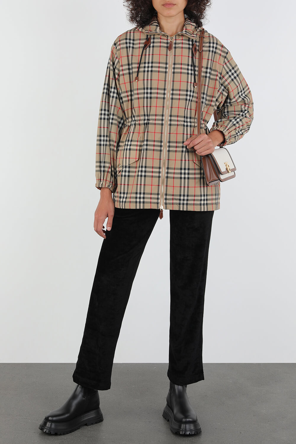 תמונת דוגמן קידמית של Small Two-Tone Canvas and Leather Bag in Brown