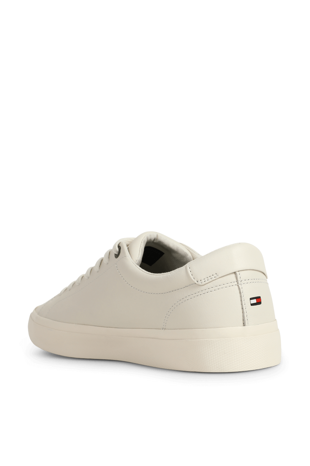 תמונה אחורית של סניקרס מעור עם דגל המותג TOMMY HILFIGER