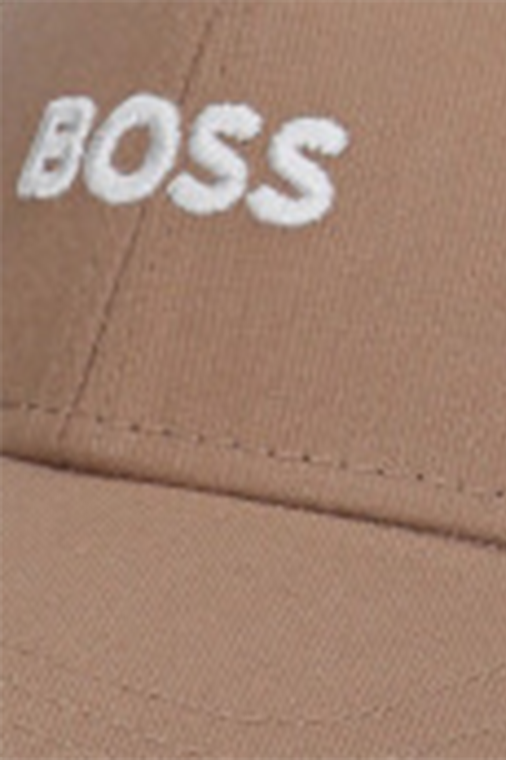 תמונת תקריב של כובע מצחייה BOSS