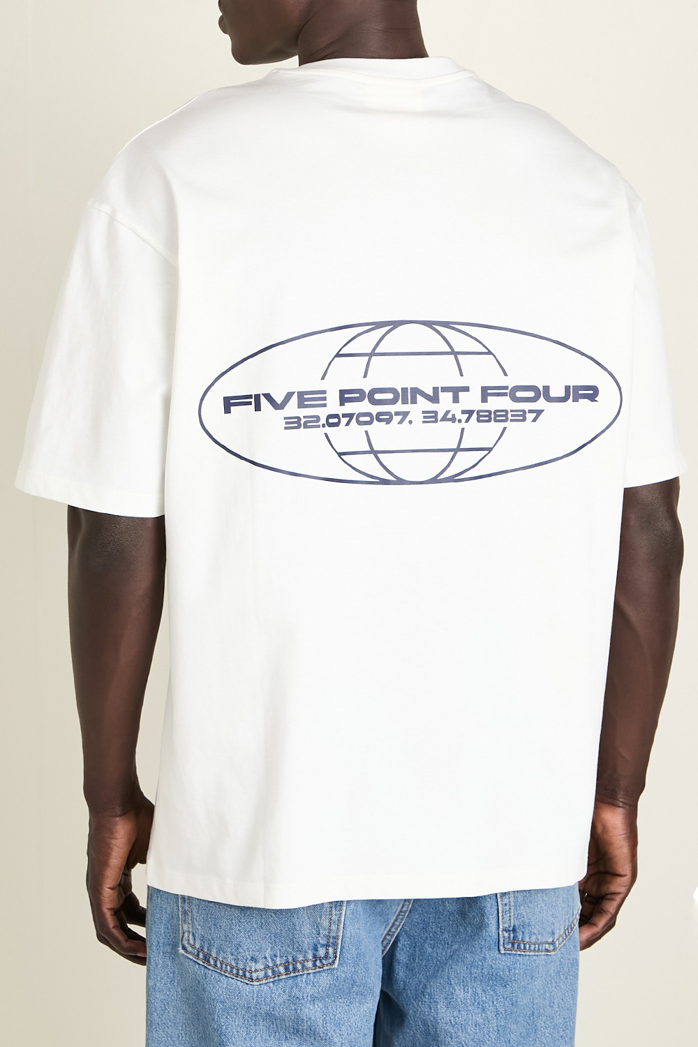 תמונת תקריב דוגמן של חולצת טי FIVE POINT FOUR
