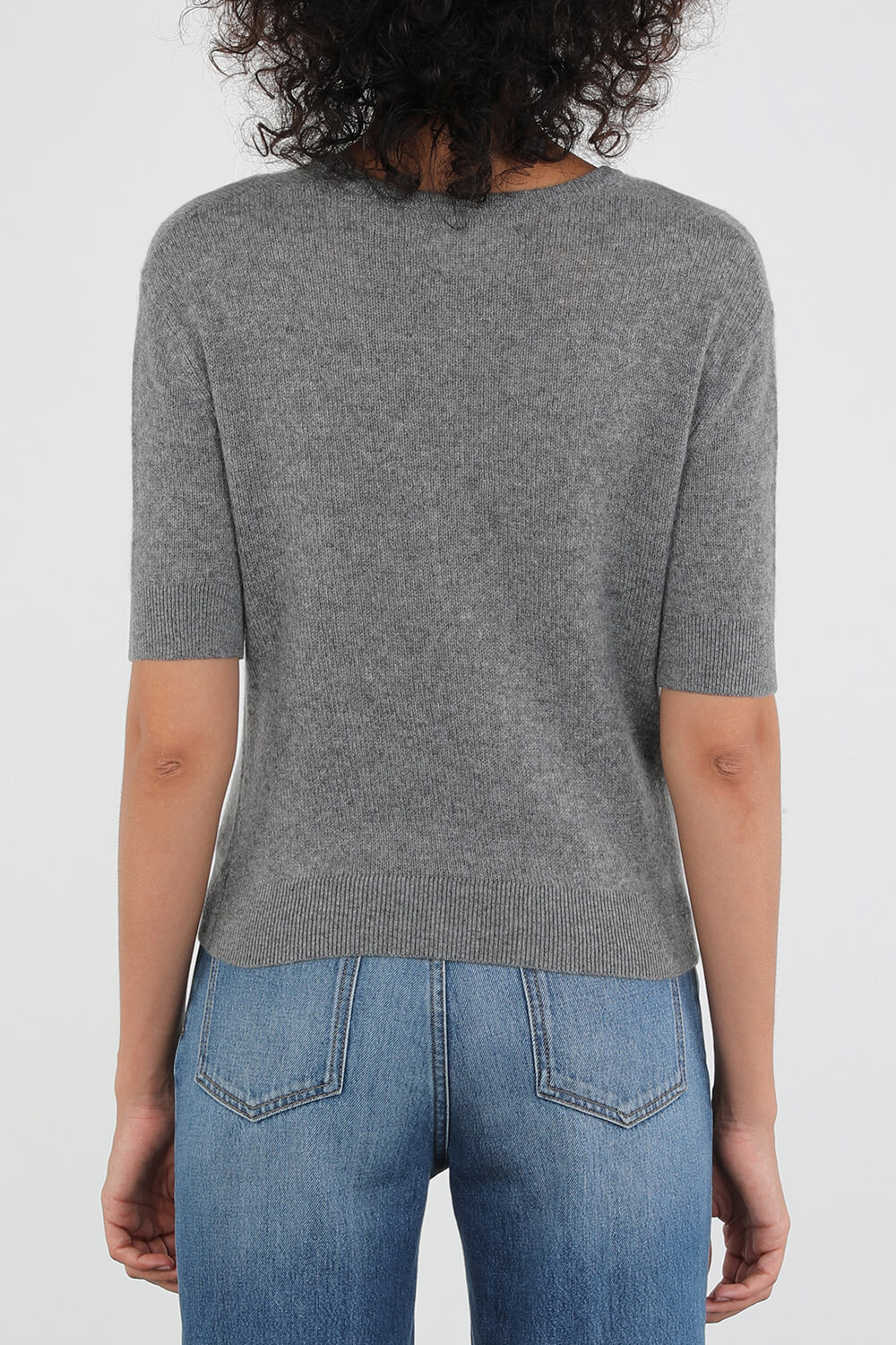 תמונת דוגמן אחורית של The Sierra Sweater in Grey
