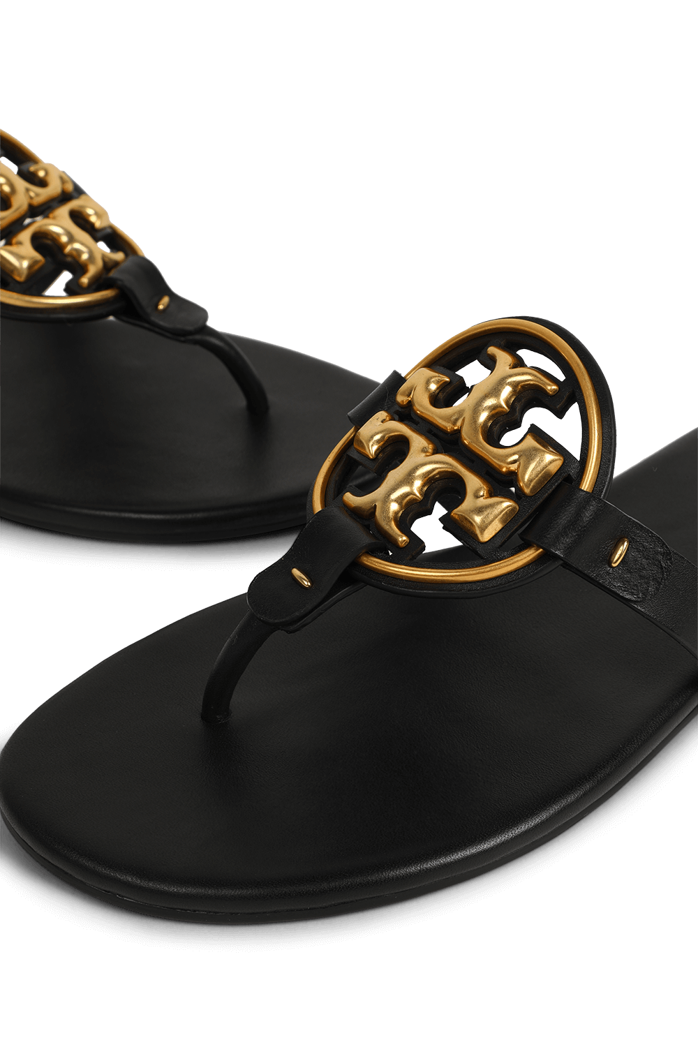 תמונת תקריב של סנדלי מילר מעור מטאלי TORY BURCH
