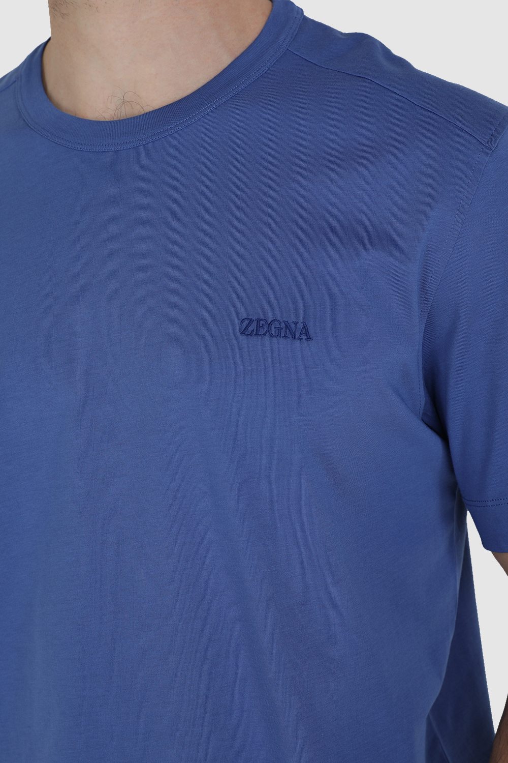 תמונת תקריב דוגמן של חולצת טי ZEGNA