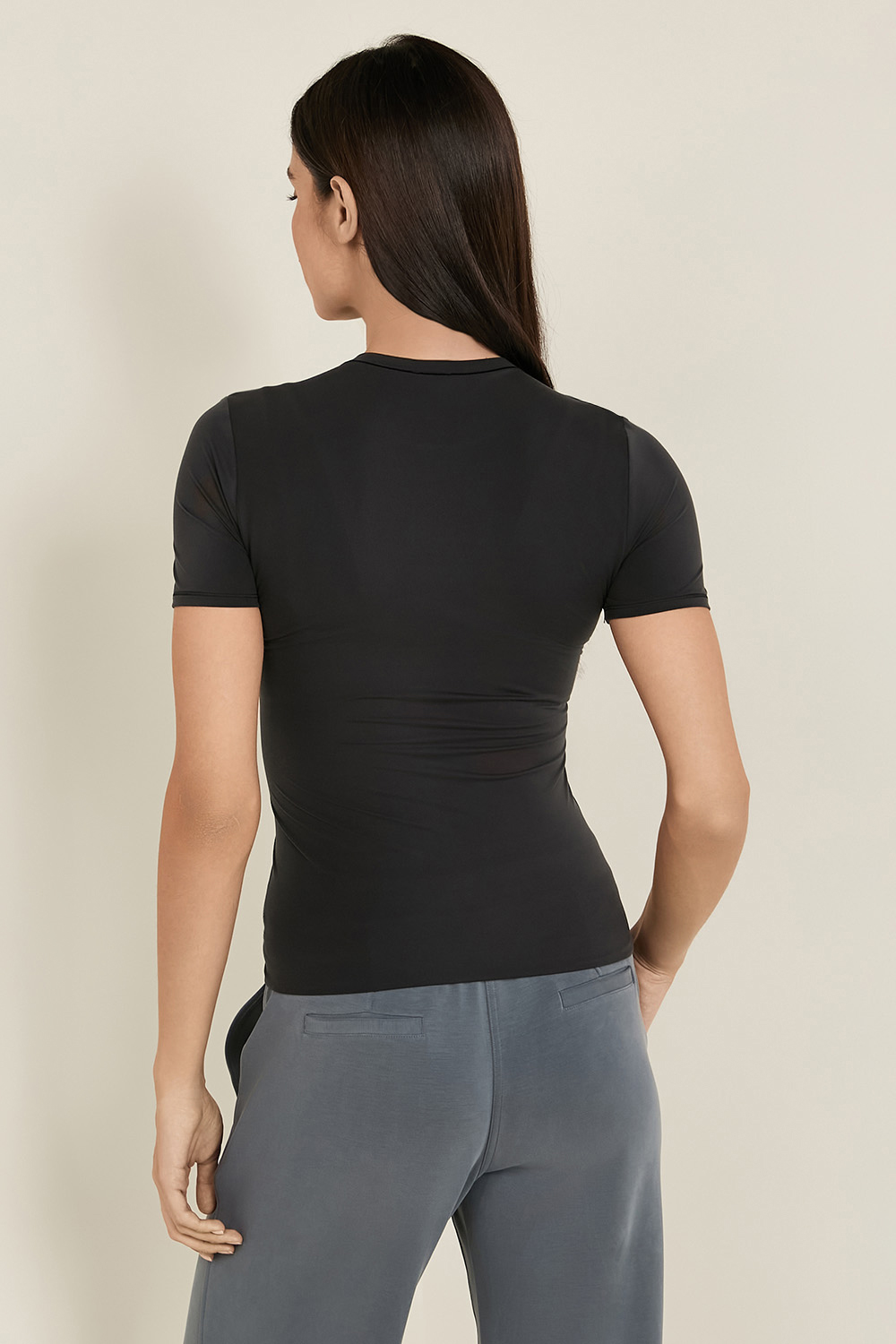 תמונת דוגמן אחורית של Nulu Hip-Length Crew Short-Sleeve Shirt LULULEMON