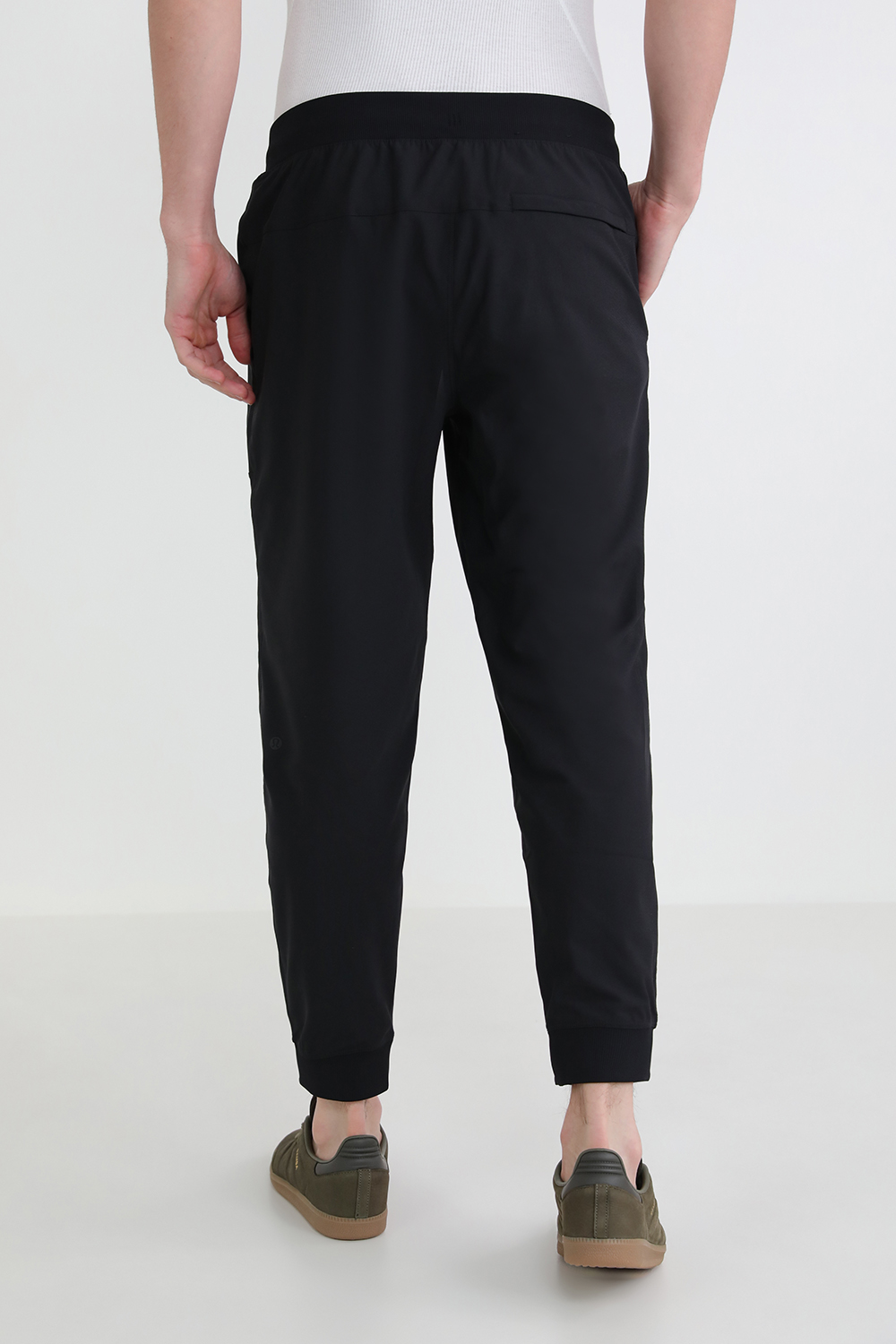 תמונת דוגמן אחורית של ABC Jogger Shorter