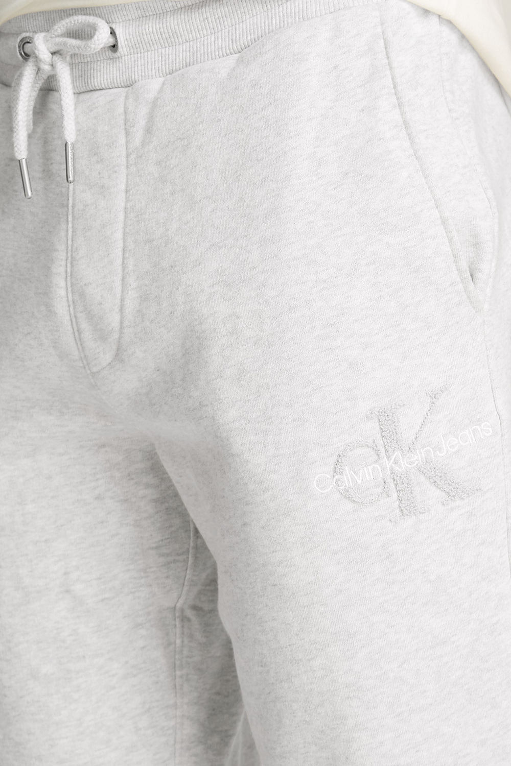 תמונת תקריב דוגמן של מכנסי ג'וג ארוכים CALVIN KLEIN