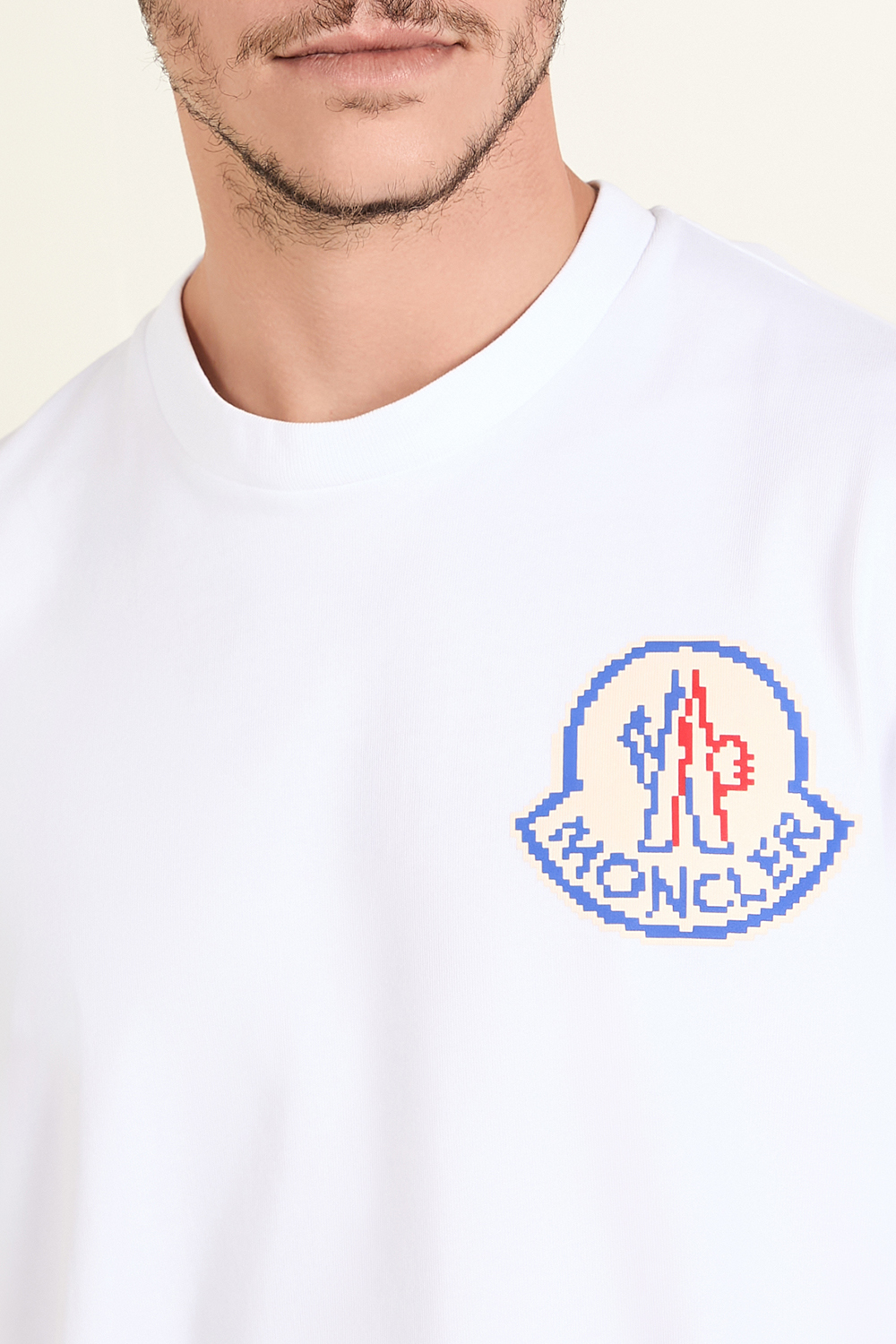 תמונת תקריב דוגמן של חולצת טי עם לוגו פאץ' MONCLER