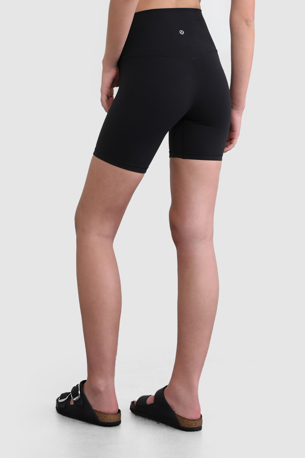 תמונת דוגמן אחורית של Align™ High-Rise Short 6''