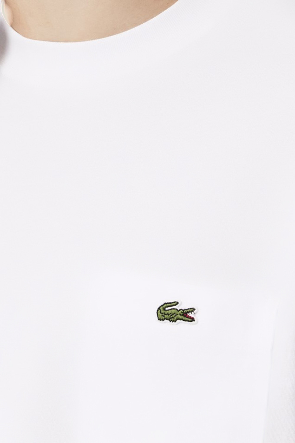 תמונת תקריב דוגמן של חולצת טי LACOSTE