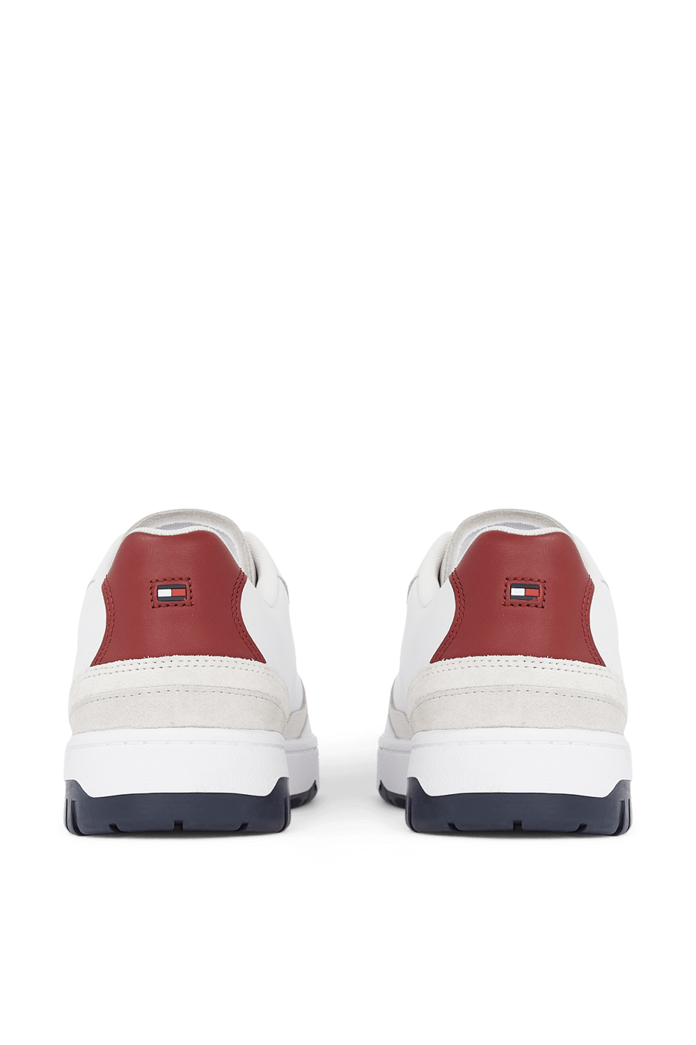 תמונת תקריב של נעלי סניקרס TOMMY HILFIGER