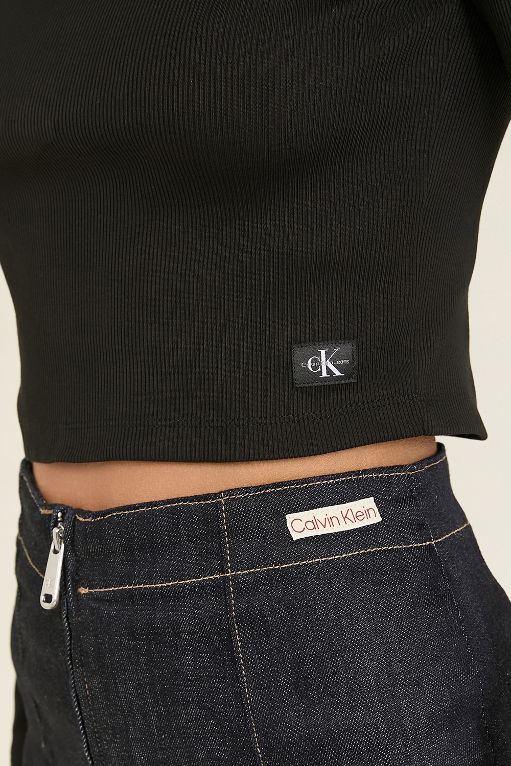 תמונת תקריב דוגמן של חולצת גולף קרופ CALVIN KLEIN